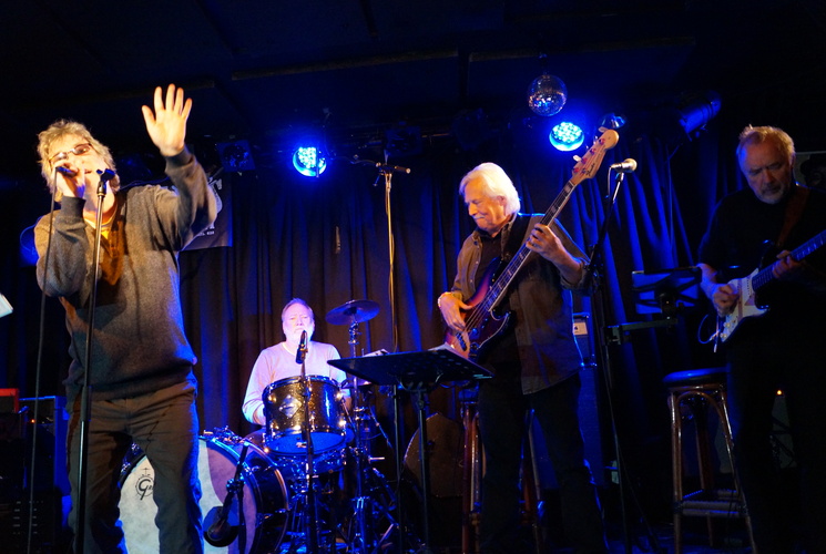 DYLAN BONANZA: I aksjon på Buckleys, der de også holder Dylan-nachspiel i kveld - rett etter at Dylan har gått av scenen i Spektrum. Foto: Britt Nesteby Obrenovic
