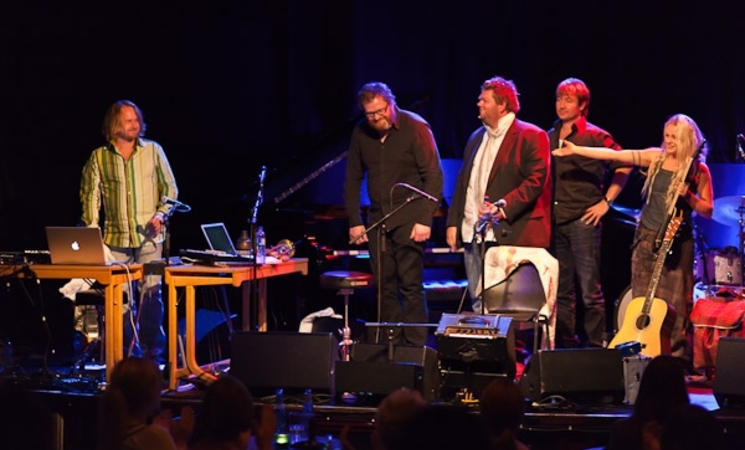UNNI WILHELMSEN: Omkransa av sine mannlige musikanter. Foto: unniwilhelmsen.com